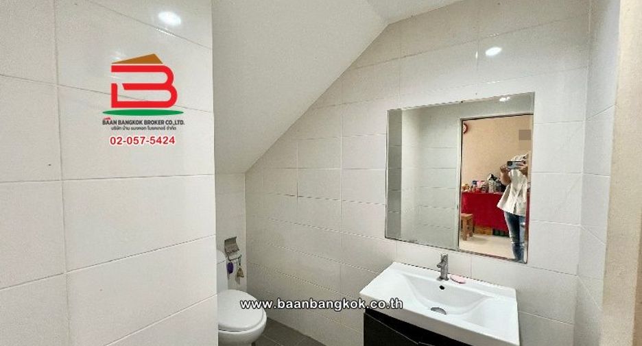 Casa adosada en venta de 4 habitaciones en Khan Na Yao, Bangkok