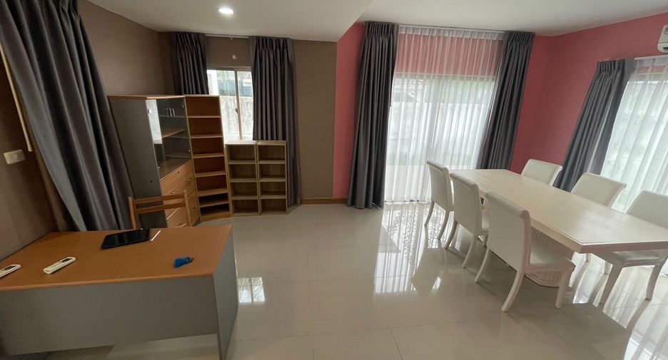 À louer 3 chambres maison à Si Racha, Chonburi