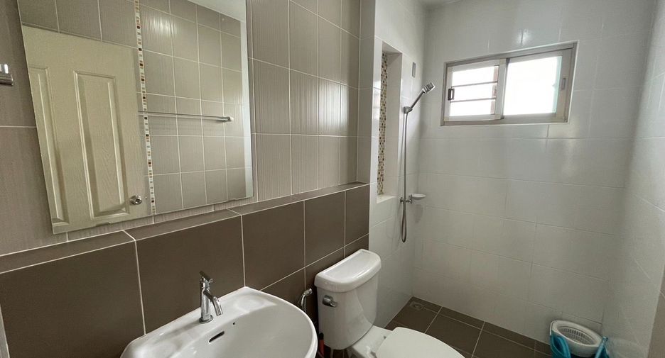 Casa en venta de 3 habitaciones en Si Racha, Chonburi