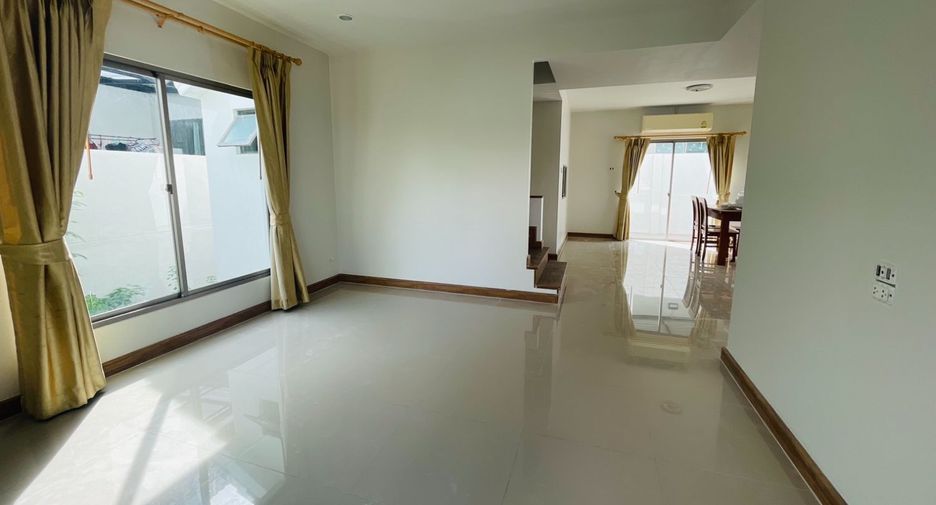 Casa en venta de 3 habitaciones en Si Racha, Chonburi