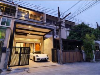 For rent 5 bedrooms house in Watthana, Bangkok