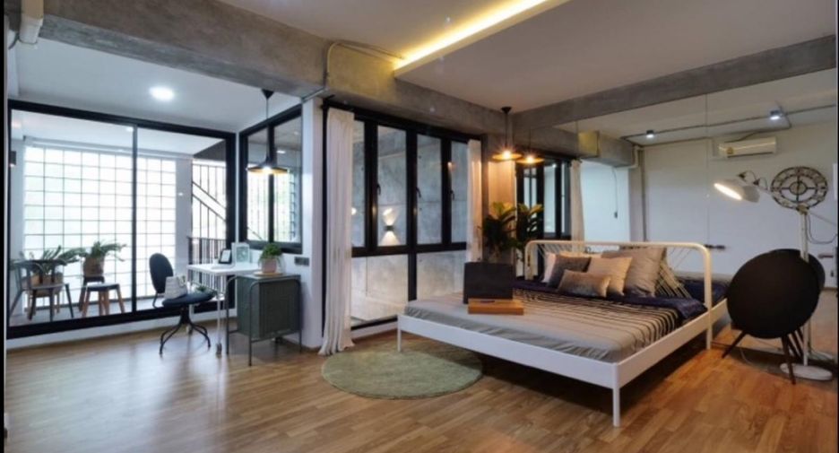 For rent 5 bedrooms house in Watthana, Bangkok