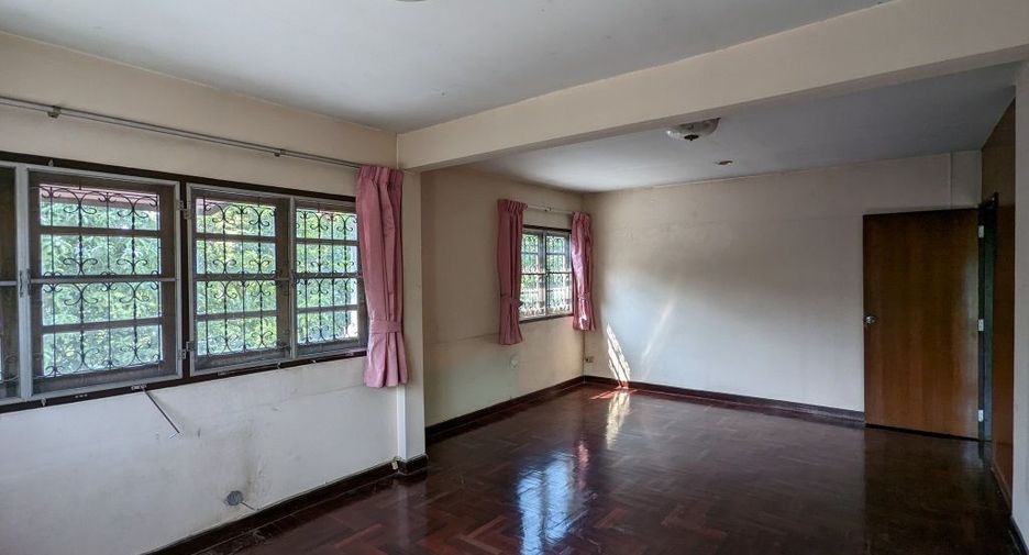 À vendre 4 chambres maison à Thawi Watthana, Bangkok