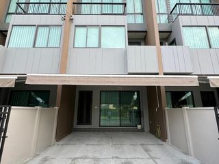 Casa adosada en alquiler de 3 habitaciones en Saphan Sung, Bangkok