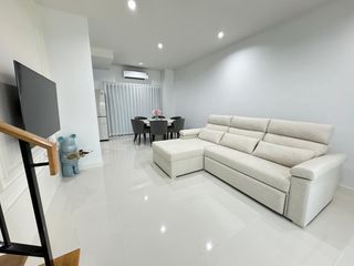 Casa adosada en alquiler de 3 habitaciones en Saphan Sung, Bangkok
