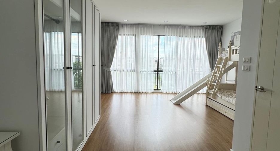 Casa adosada en alquiler de 3 habitaciones en Saphan Sung, Bangkok