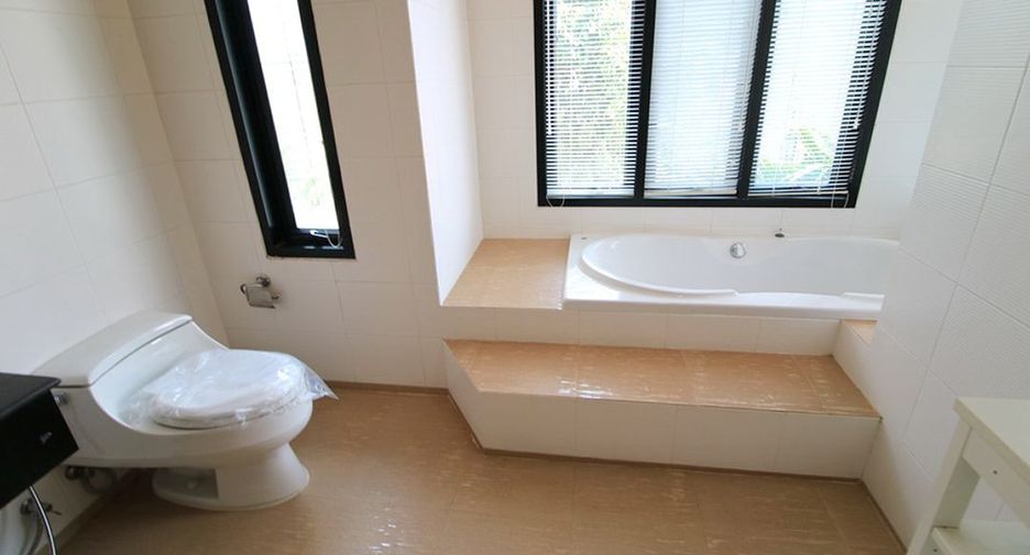 For rent 3 bed serviced apartment in Khlong Toei, Bangkok