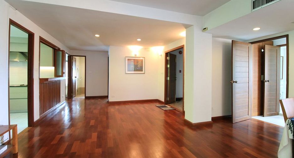 For rent 3 bed serviced apartment in Khlong Toei, Bangkok