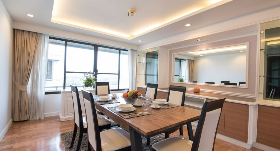 For rent 4 bedrooms apartment in Watthana, Bangkok