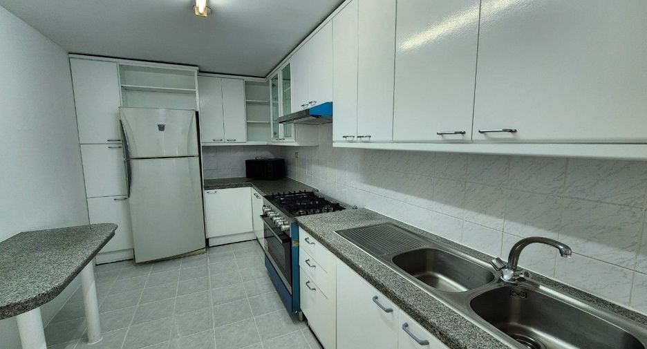 For rent 3 bedrooms apartment in Khlong Toei, Bangkok