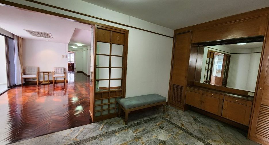 For rent 3 bedrooms apartment in Khlong Toei, Bangkok