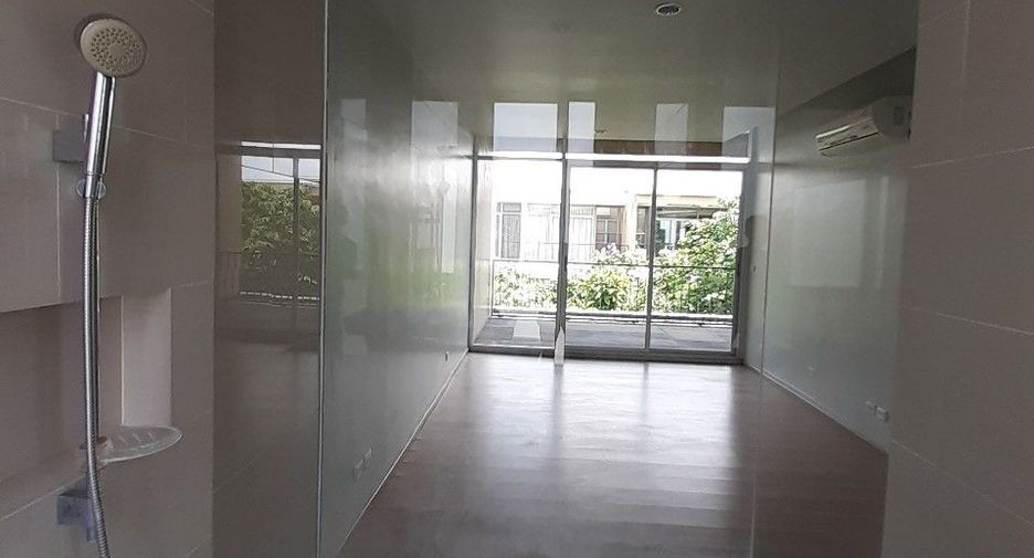 Casa adosada en alquiler y en venta de 3 habitaciones en Khan Na Yao, Bangkok