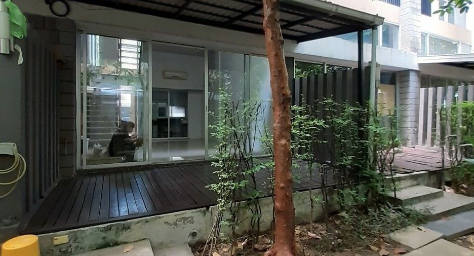 Casa adosada en alquiler y en venta de 3 habitaciones en Khan Na Yao, Bangkok