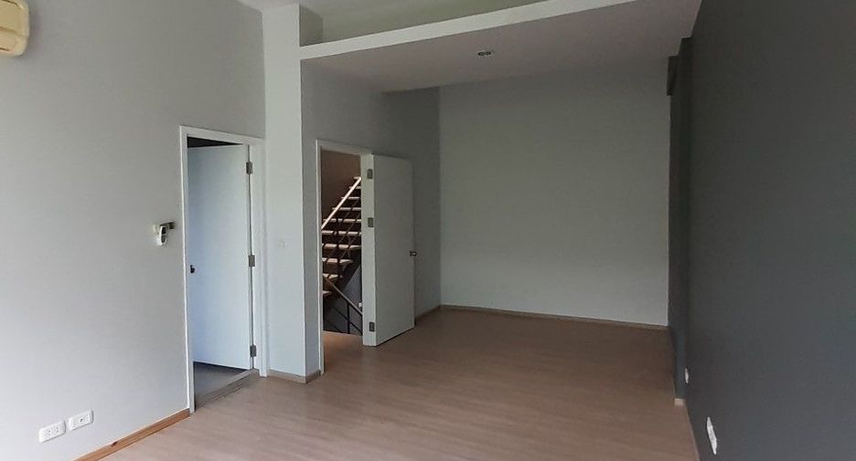 Casa adosada en alquiler y en venta de 3 habitaciones en Khan Na Yao, Bangkok