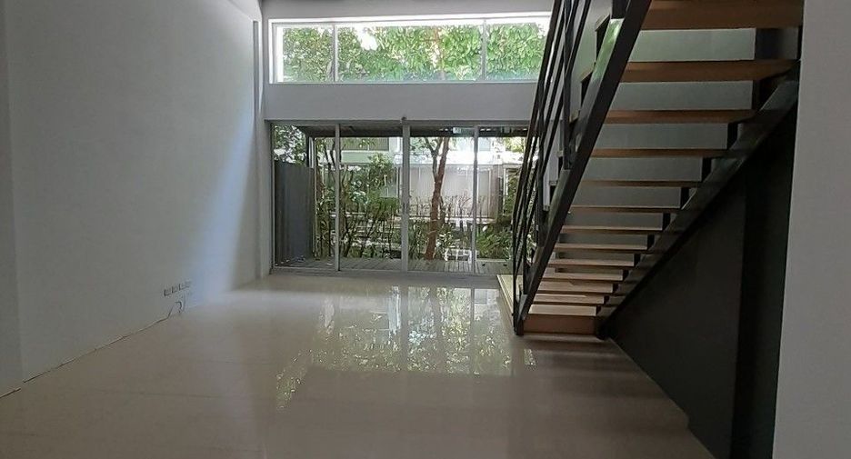 Casa adosada en alquiler y en venta de 3 habitaciones en Khan Na Yao, Bangkok