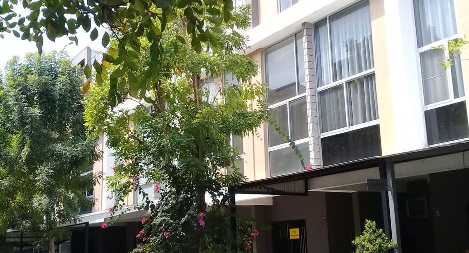 Casa adosada en alquiler y en venta de 3 habitaciones en Khan Na Yao, Bangkok