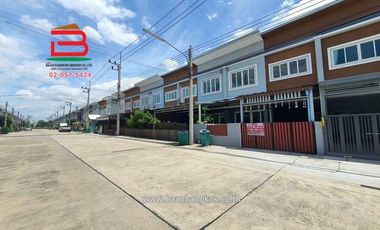 For sale 3 bed townhouse in Khlong Luang, Pathum Thani