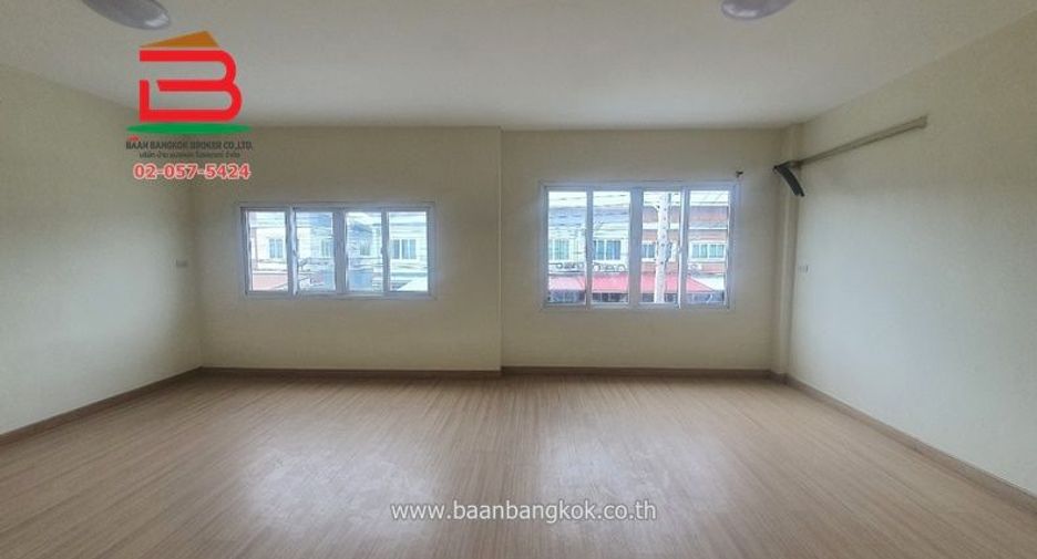 For sale 3 bedrooms townhouse in Khlong Luang, Pathum Thani