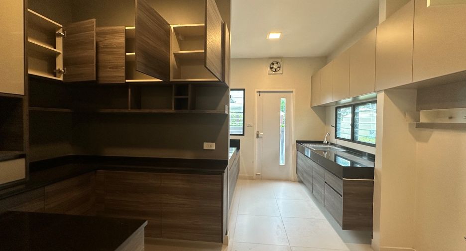 For sale 4 bedrooms house in Bang Phli, Samut Prakan
