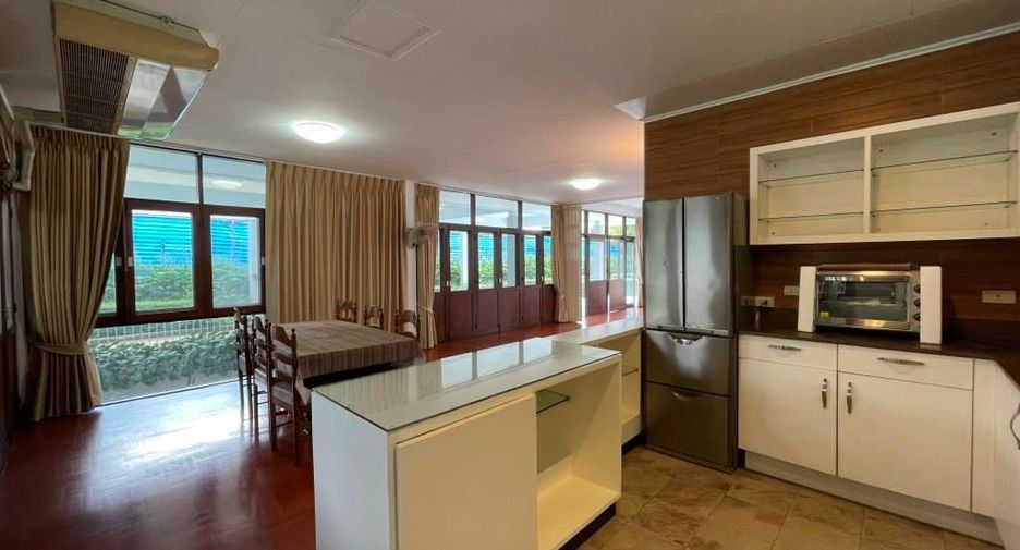 For rent 3 bedrooms house in Ratchathewi, Bangkok