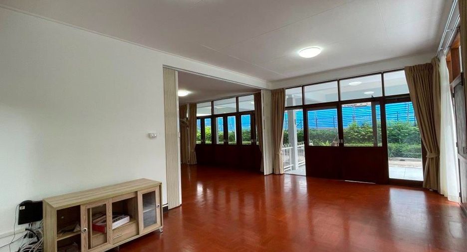 For rent 3 bedrooms house in Ratchathewi, Bangkok