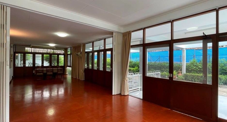 For rent 3 bedrooms house in Ratchathewi, Bangkok