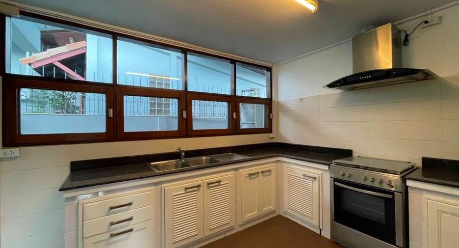 For rent 3 bedrooms house in Ratchathewi, Bangkok