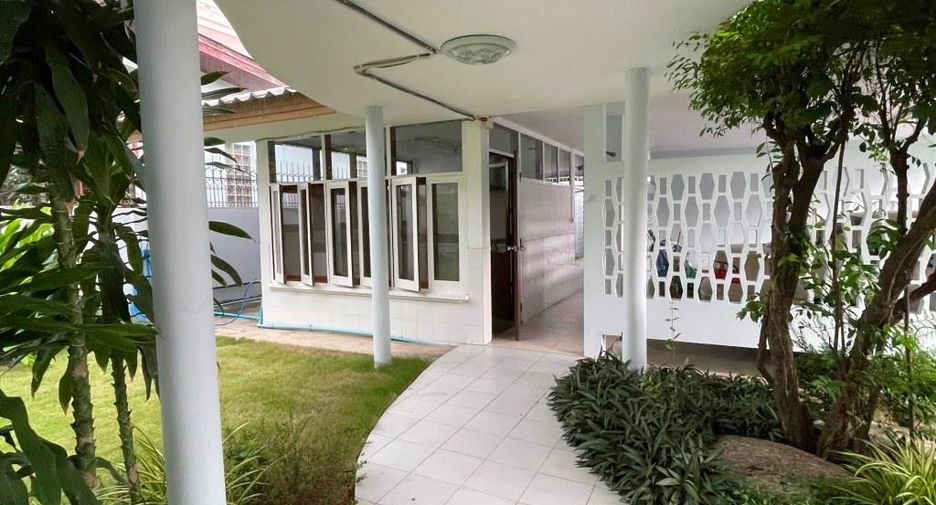 For rent 3 bedrooms house in Ratchathewi, Bangkok