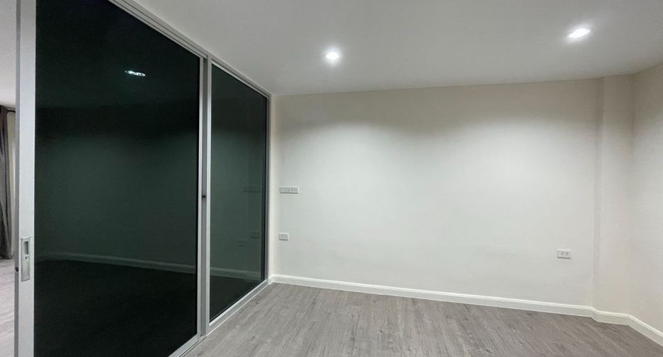 Casa adosada en alquiler de 3 habitaciones en Bang Na, Bangkok