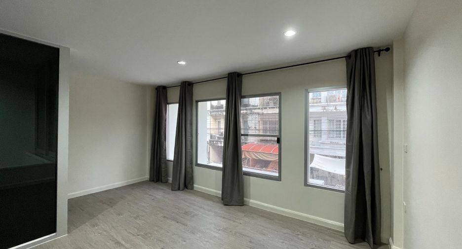 Casa adosada en alquiler de 3 habitaciones en Bang Na, Bangkok