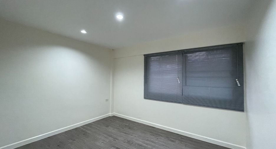 Casa adosada en alquiler de 3 habitaciones en Bang Na, Bangkok