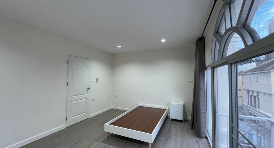 Casa adosada en alquiler de 3 habitaciones en Bang Na, Bangkok