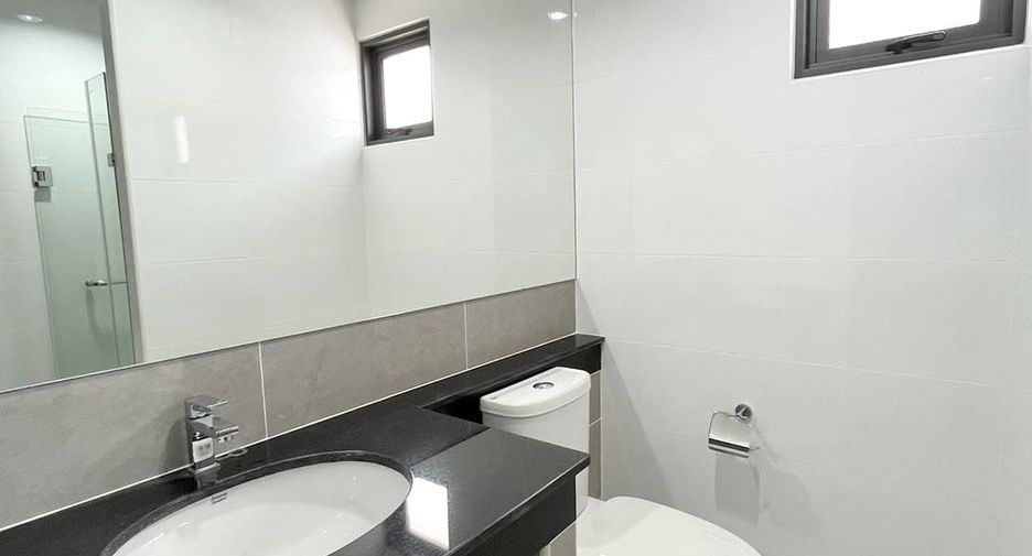 For rent 3 bedrooms house in Saraphi, Chiang Mai