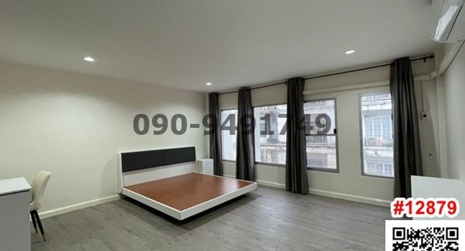 For rent 3 bedrooms townhouse in Phra Khanong, Bangkok