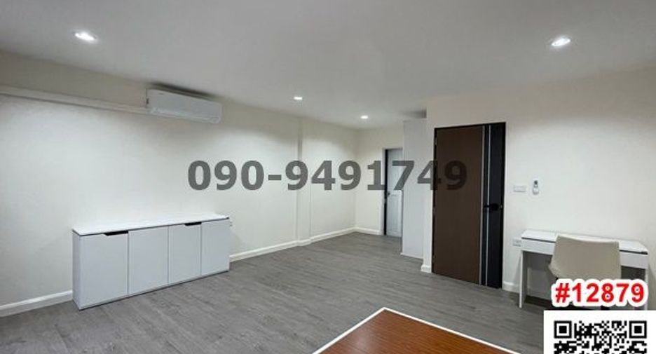 For rent 3 bedrooms townhouse in Phra Khanong, Bangkok