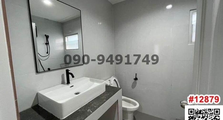 For rent 3 bedrooms townhouse in Phra Khanong, Bangkok