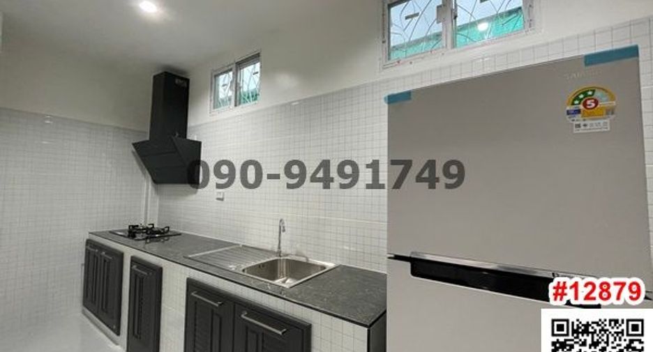 For rent 3 bedrooms townhouse in Phra Khanong, Bangkok
