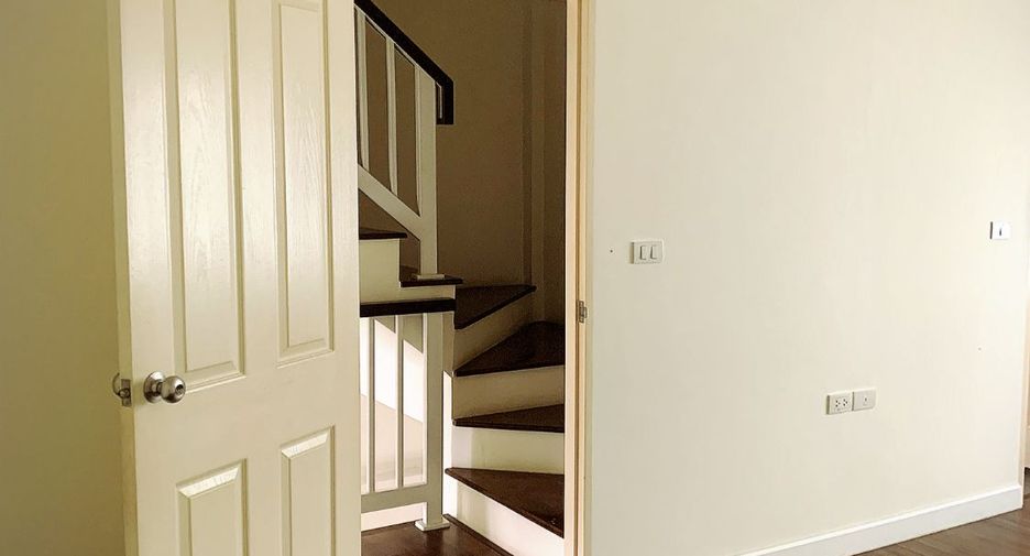 For sale 3 bedrooms townhouse in Prawet, Bangkok