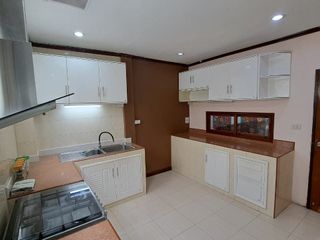 ให้เช่า 4 ห้องนอน ทาวน์เฮ้าส์ ใน วัฒนา, กรุงเทพฯ