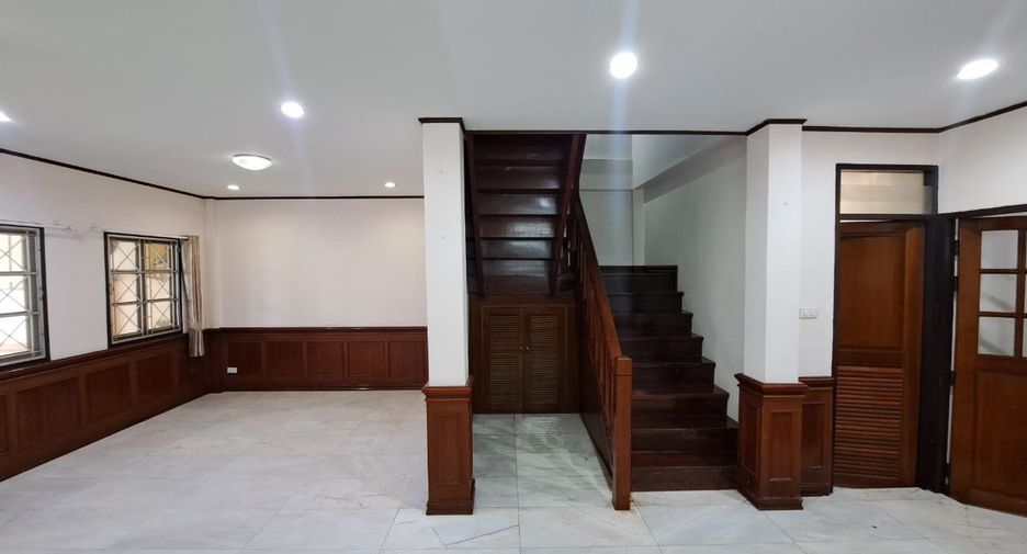ให้เช่า 4 ห้องนอน ทาวน์เฮ้าส์ ใน วัฒนา, กรุงเทพฯ
