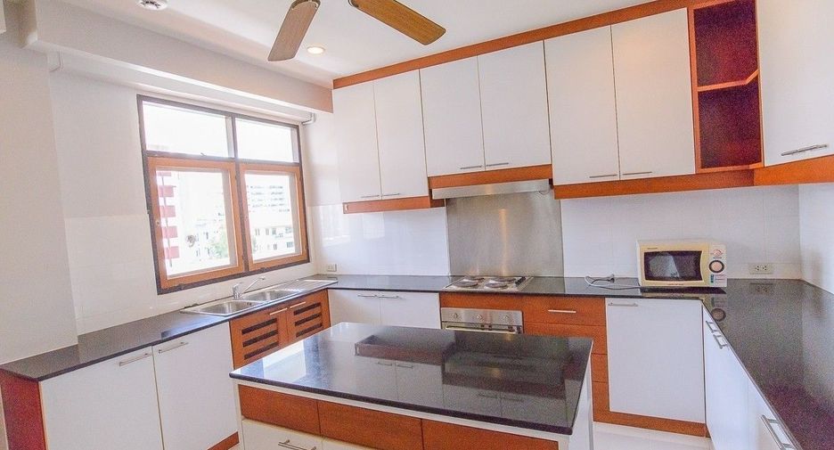 For rent 3 bedrooms apartment in Yan Nawa, Bangkok