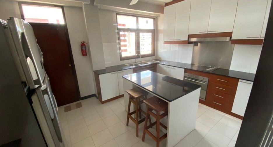 For rent 3 bedrooms apartment in Yan Nawa, Bangkok