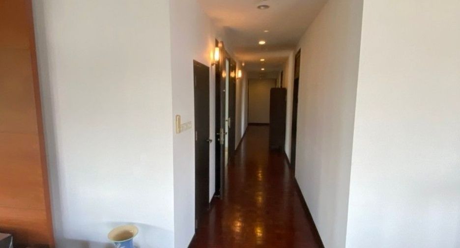 For rent 3 bedrooms apartment in Yan Nawa, Bangkok