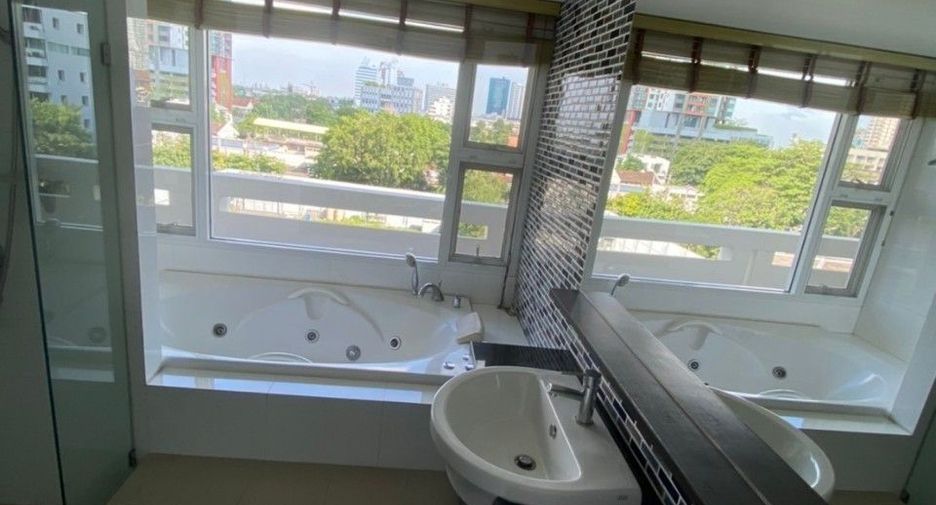 For rent 3 bedrooms apartment in Yan Nawa, Bangkok