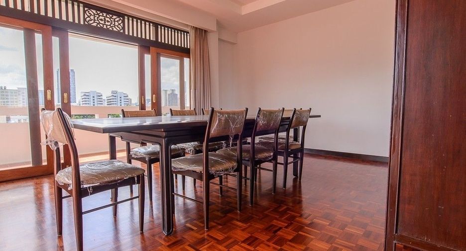 For rent 3 bedrooms apartment in Yan Nawa, Bangkok