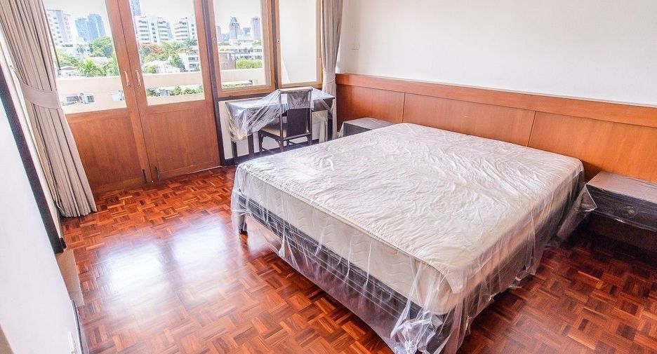 For rent 3 bedrooms apartment in Yan Nawa, Bangkok