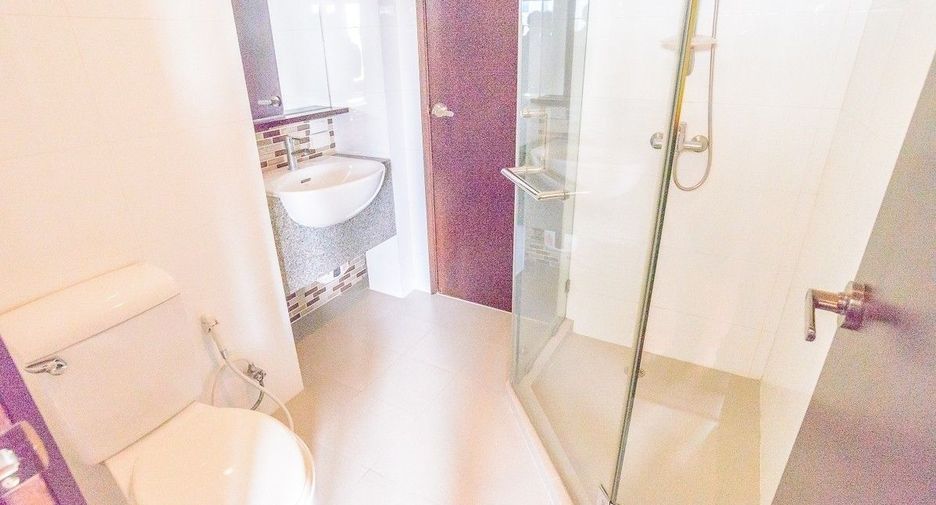 For rent 3 bedrooms apartment in Yan Nawa, Bangkok