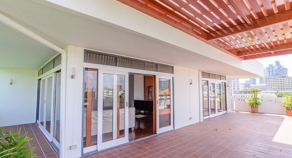 For rent 3 bedrooms apartment in Yan Nawa, Bangkok