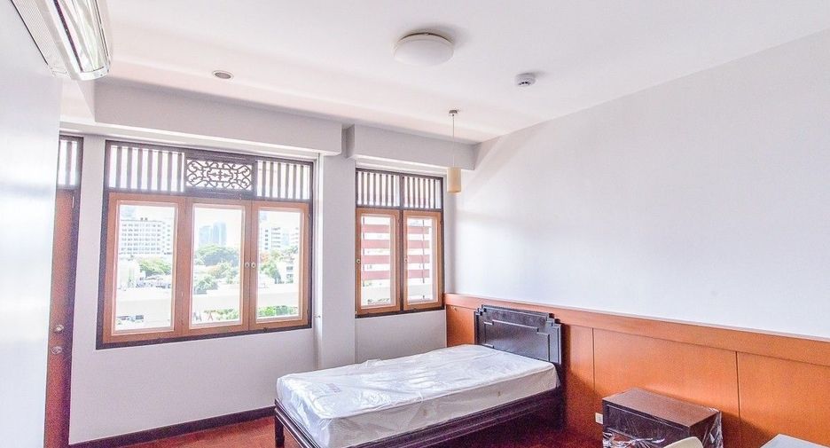 For rent 3 bedrooms apartment in Yan Nawa, Bangkok