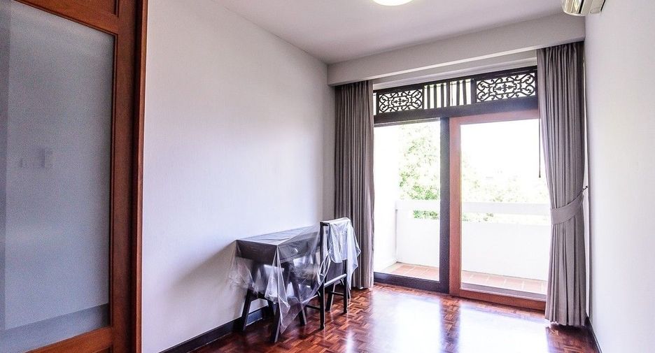 For rent 3 bedrooms apartment in Yan Nawa, Bangkok